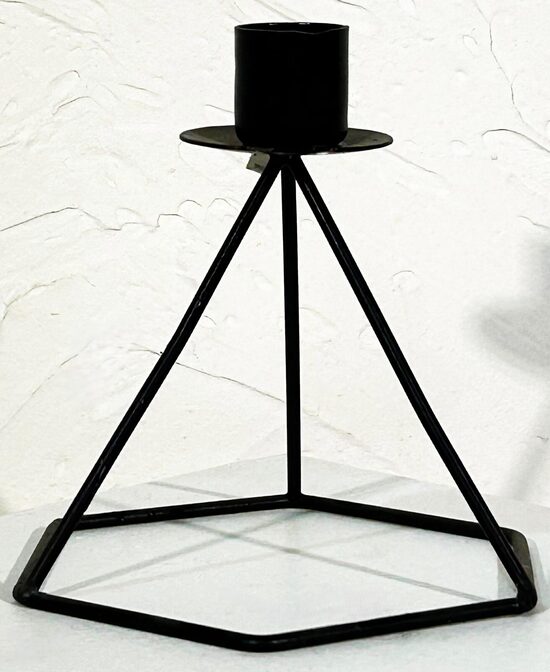 Piramīdas formas svečturis